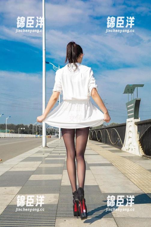 爱丝写真合集：桌面壁纸都不够用的沙滩女神
