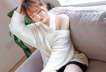 Feilin嗲囡囡 – Misty萌晰趴在校服里，在线写真里展现令人捧腹的校园日常