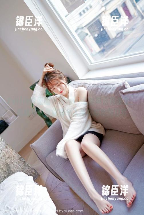 Feilin嗲囡囡 - Misty萌晰趴在校服里，在线写真里展现令人捧腹的校园日常