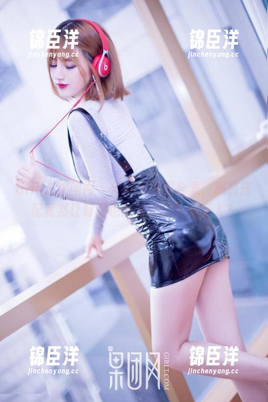 GIRLT果团网 - 何嘉颖美图合集，服装搭配竟然让制服也能变得随性又迷人？