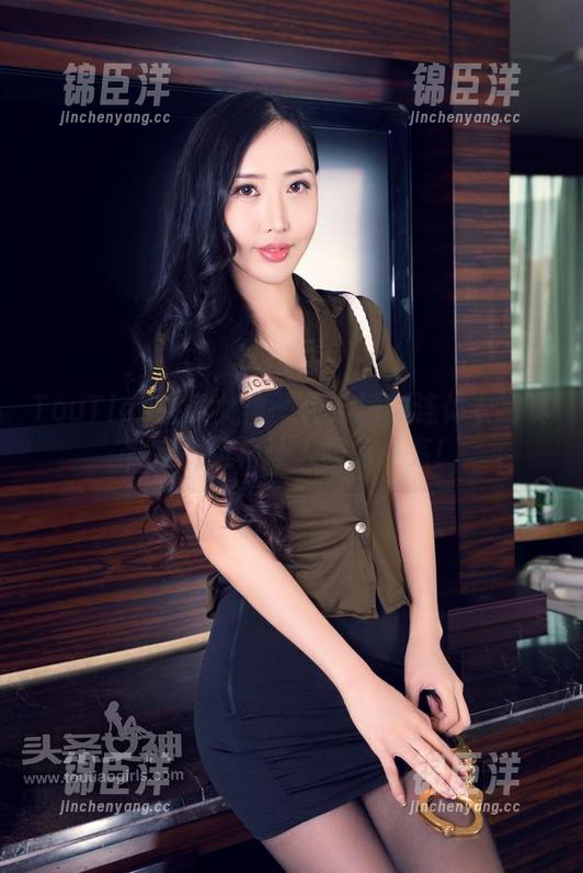 TouTiao头条女神 - 何娇娇的连体衣写真，定制风格让人眼前一亮！