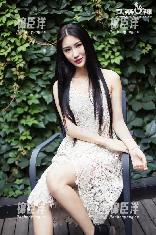 TouTiao头条女神 - 更新中：张蓝欣的居家写真集，发现懒散和时尚的完美结合，真耐看！