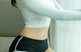 UGirls尤果网 – 原图解码：眼镜穿越了张小西Ann的每一个神情