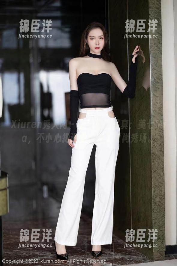 Xiuren秀人网 - 最新校园写真：美七Mia，不小心把课堂变成了时尚秀场。