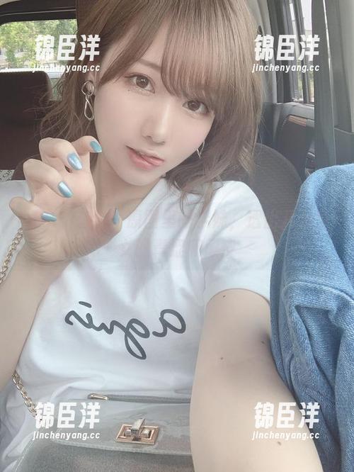 けん研在线：原图里的学妹，透出几分少女的青涩和顽皮