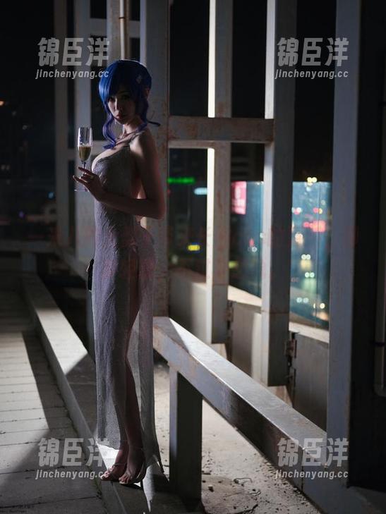 一米八的大梨子带来长腿cos的更新，脚步轻盈，不过分想象。