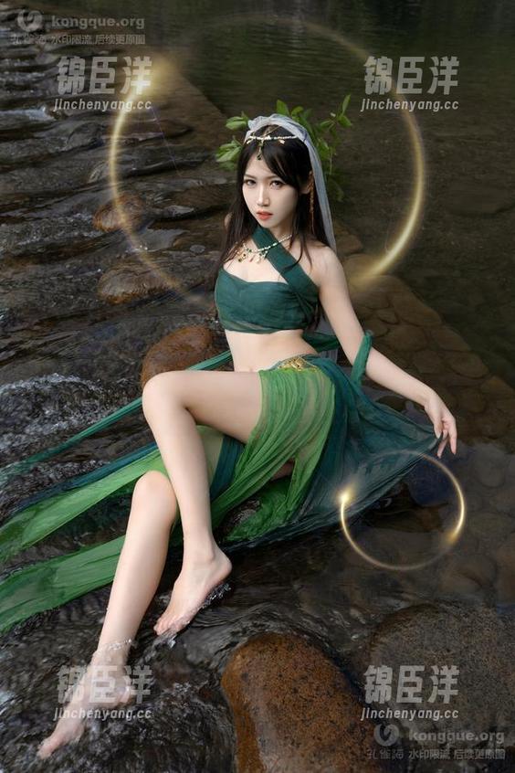 灰丝中的不呆猫：当COS成为审美的“叛逆”