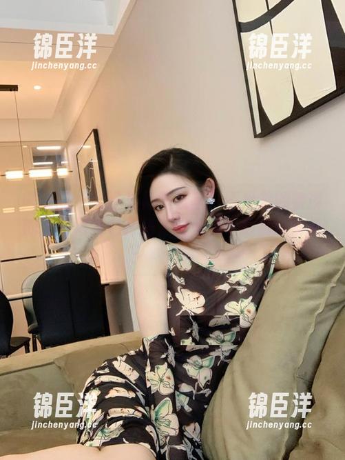 微密圈 - 无圣光帅气发言！不爱笑的赛琳的蓝色蕾丝包臀裙，图包里小心别压到裙边