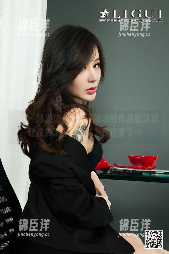 丽柜 - 泳池边一阵风，凌凌的作品就这样让我失了神，我以为我也会飞…