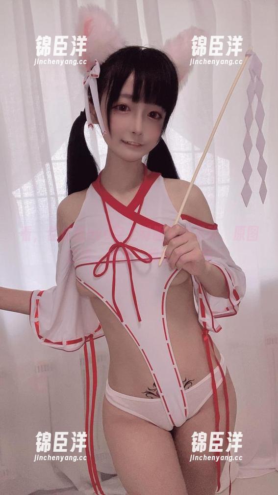 看，佳佳酱ovo穿上制服后的灵动，原图在线，别说，我也忍不住