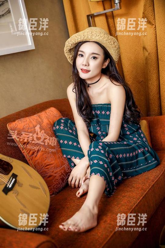 头条女神 - 如何在职业装中寻找灵魂？筱溪在线写真带你思考。