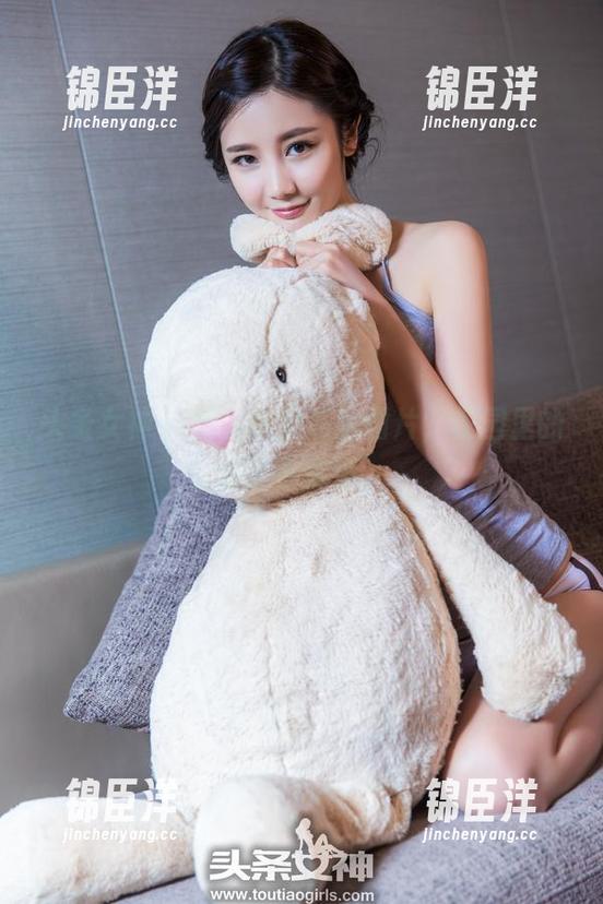 头条女神 - 莫小希的私房图片，校园里的那点小情愫。