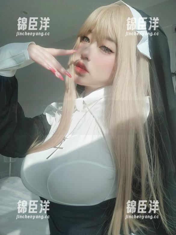 试问女主K，这图集的‘女仆’到底是你的助手还是你的腼腆代言人？