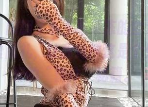 微密圈 – 刚翻了小玉吃果冻的全套写真，520挚爱献礼，让我觉得这是个处理得很好的“露体”秘籍。