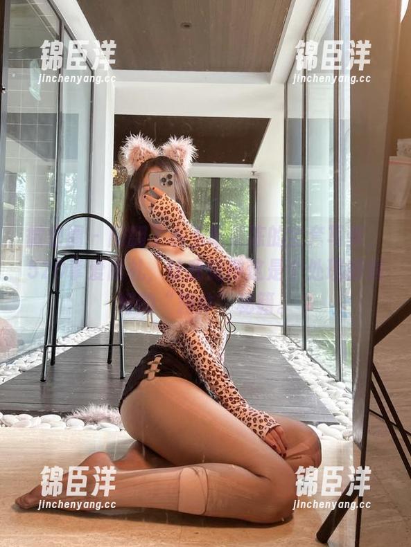 微密圈 - 刚翻了小玉吃果冻的全套写真，520挚爱献礼，让我觉得这是个处理得很好的“露体”秘籍。