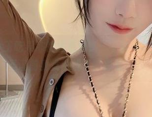 微密圈 – 小玉吃果冻的图包分享：平常不咋穿红绿色，圣诞前我竟然成了“彩虹”！