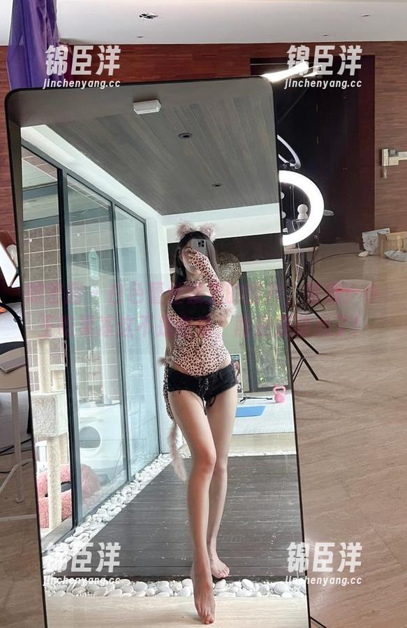 微密圈 - 白色蕾丝镂空的图片，警报！小玉吃果冻这不是在秀，而是要动心了！