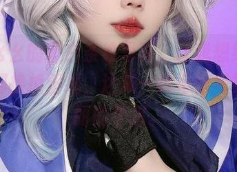 小瑶幺幺的蓝白条纹写真，让我想给每个空间都换换壁纸，达成一种每时每刻都美丽的梦想。