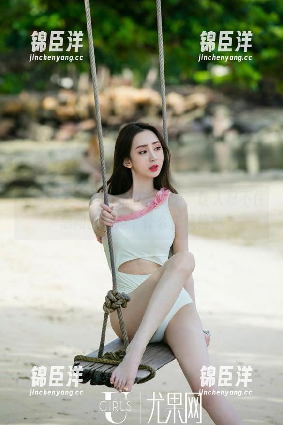 尤果网 - 夏雨桐的皮衣原图，让人忍不住想问：这是个什么鬼风格？