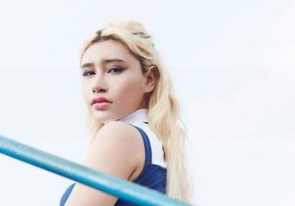 尤物馆 – 高清图册：Cris_卓娅祺的修女风，这角度居然还蛮好看的哟。