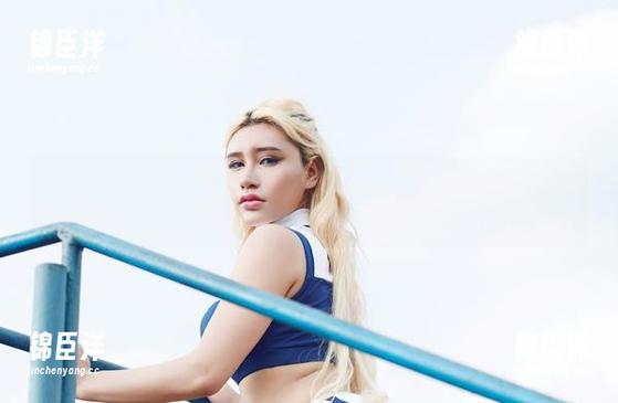 尤物馆 - 高清图册：Cris_卓娅祺的修女风，这角度居然还蛮好看的哟。