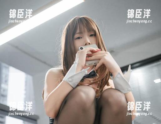 扑通，我的眼神一直在巧克力小圆面包的白裙子上游走。