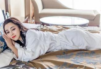 推女神 – 这是Lee小棠的礼服套图，穿着就像在参加好莱坞的红毯派对！