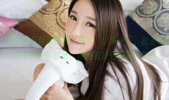 推女神 – 看施忆佳穿着泳衣的写真，分享一下，肚子是不是看起来有点多？当然，她还是好看得挺无奈…