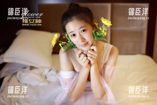 推女神 - 居家必备幽默感，附赠免费图册——让杨漫妮带你一起玩转沙发！