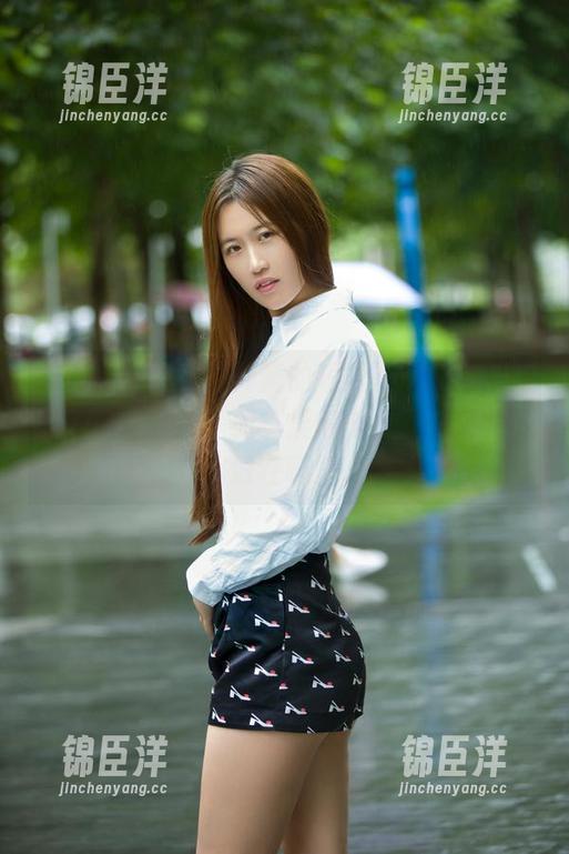 推女郎 - 翻看安沛蕾的短裙写真图包，竟然觉得这样的搭配拿捏得真好，但又说不出好在哪里。