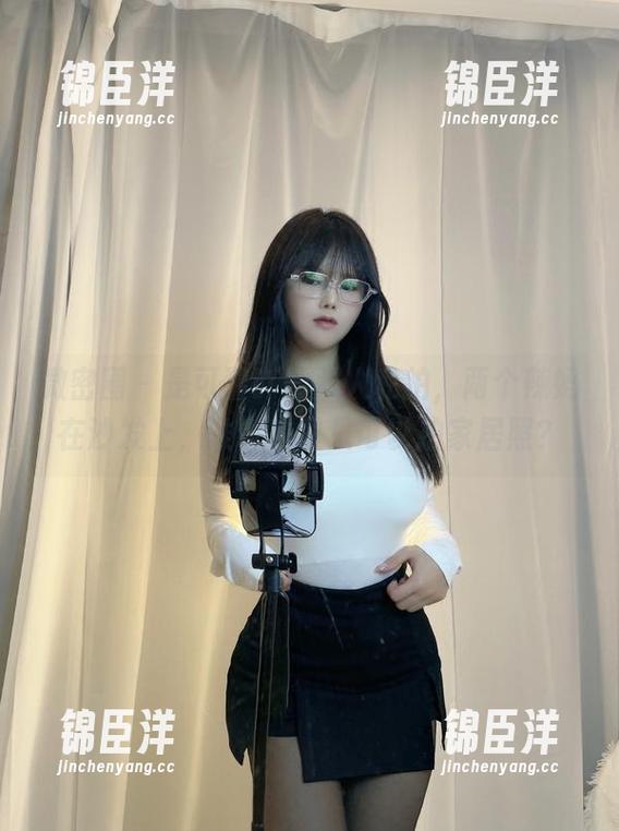 微密圈 - 是可馨吖的双人私拍，两个辣妈在沙发上，谁说家里只可以拍家居照？