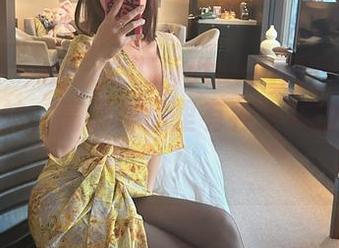 微密圈 – 看！果儿Victoria的粉色内衣和吊带袜，高清作品里有种无声的‘拒绝’！