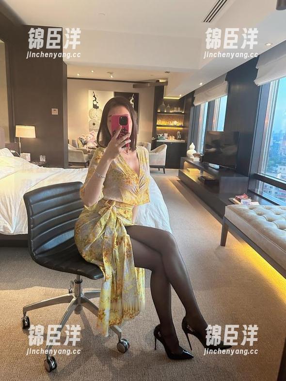 微密圈 - 看！果儿Victoria的粉色内衣和吊带袜，高清作品里有种无声的‘拒绝’！