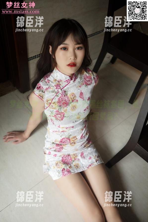 梦丝女神 - 雪馨今天穿的黑丝袜套图，是课堂风格还是挑战校园禁忌？