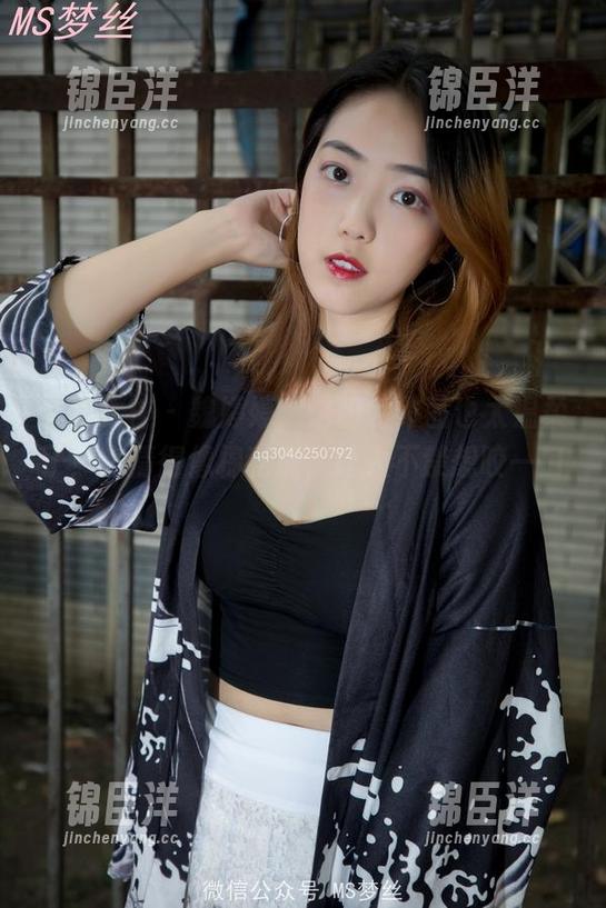 梦丝女神 - 魏婷婷，这粉色作品也太温柔了！高清得像棉花糖，让人不禁想咬一口。