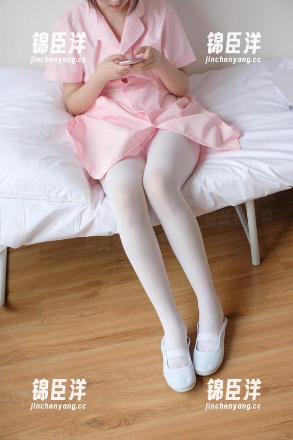 森萝财团 - 小夜的写真“涞觅18D油亮灰丝”全集就是这样，一边看一边想着，真是充满了各种花样。