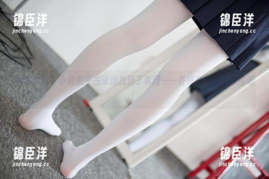 森萝财团 - 小梓似乎在泳池找到了真理——在线等你来看原图哦！