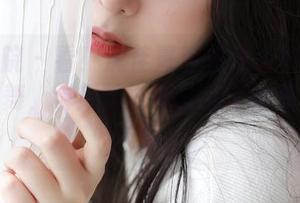 模范学院 – 看！沈佳熹连衣裙写真集里的裙摆轻舞，与风的对话让人不由得想多看两眼。