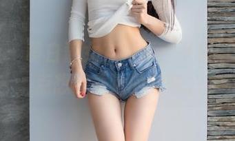 爱蜜社 – 萌白酱女友写真，平淡中却透着点想要表达的意味。