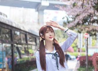 谁说白色吊带不性感？王羽杉让无圣光也变成了校园文艺剧场的美图！