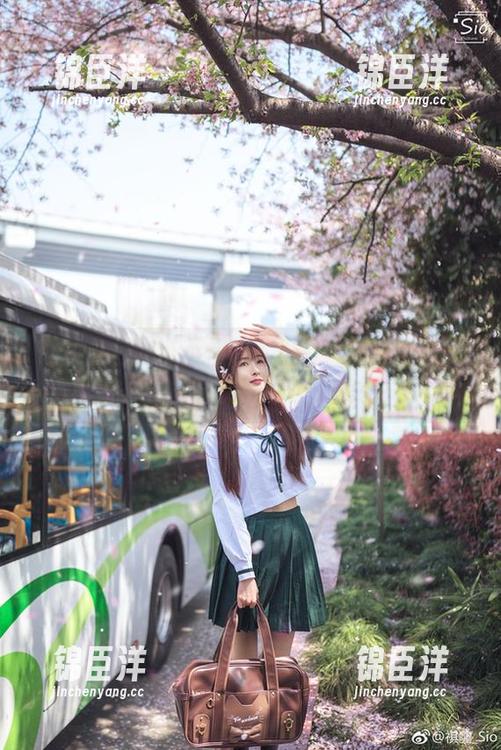 谁说白色吊带不性感？王羽杉让无圣光也变成了校园文艺剧场的美图！