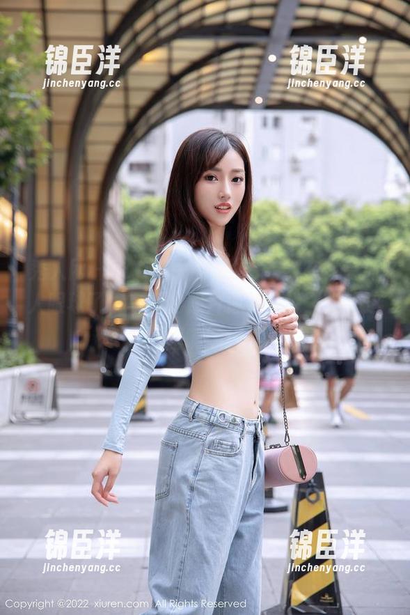 秀人网-sophie余冰 秀人网 - sophie余冰的毛衣实在太会抓人眼球了,写真的照片像是在说‘过来这里啊’!