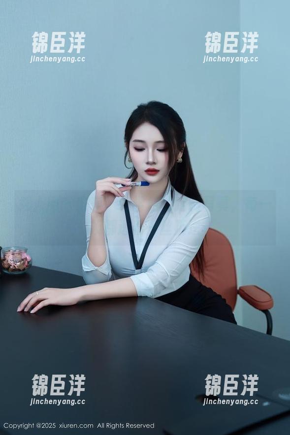 秀人网 - 安琪Yee学姐的定制写真，每一帧都透着一丝叛逆