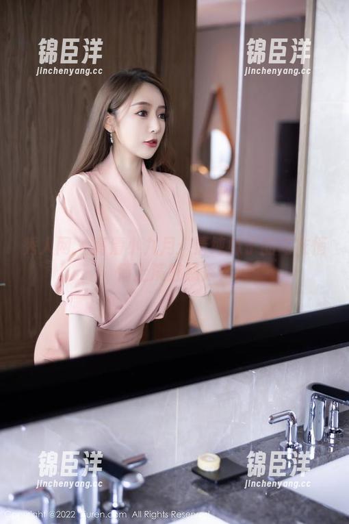 秀人网 - 高清小九月：清纯妹子的内衣悄悄上演魅惑秀？