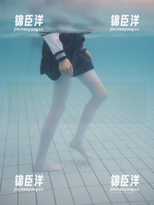 紧急企划 - 校服写真分享特别篇：小恩向你展示，校服也可以走过七十个秋冬！对，她说的有道理。