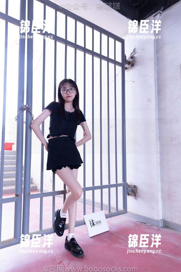 袜啵啵 - 原图中的小淳和她的银行制服，图包就像未存入的现款，等待你的发现！