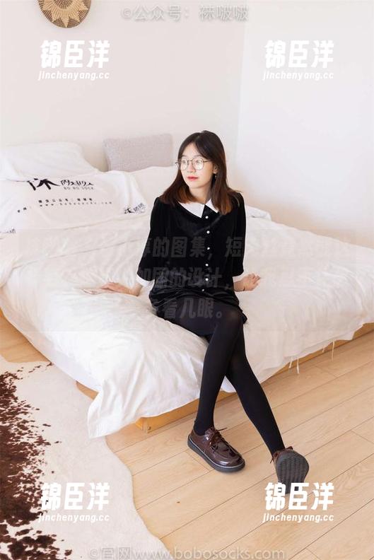 袜啵啵 - 看小淳的图集，短肉丝竟然能这样穿？这脚尖加固的设计，让我忍不住想多看几眼。