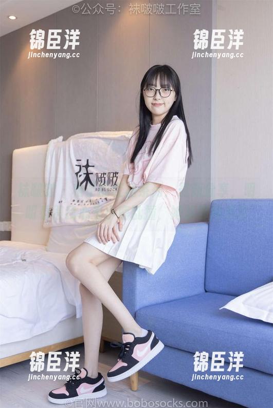 袜啵啵 - 稚予的红裙系列：最新分享，明明看得我心里小鹿乱撞，她却那般淡定