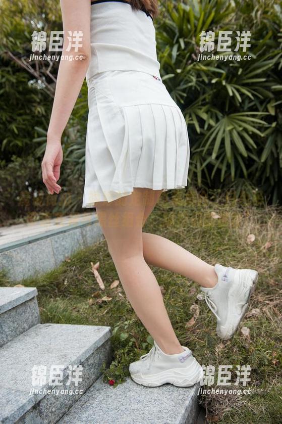 魔镜街拍 - 婷婷的定制图集集合：白色吊带连衣裙与黑丝组合，腿控们的福音！