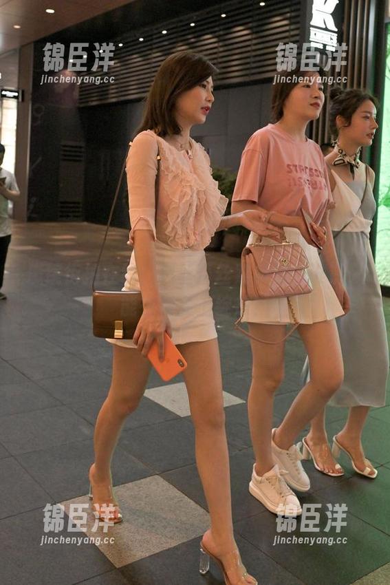 魔镜街拍在线：黑丝蕾丝紧身裙，谁说只能在舞会上绽放？